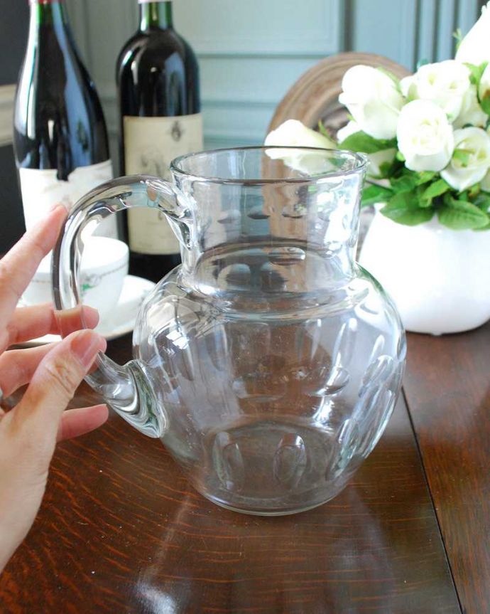 アンティーク 雑貨のガラス小物 アンティーク雑貨 丸みのあるシルエットの美しいアンティークプレスドグラス(レモネードジャグ)。いろんな使い方で楽しんで下さい飲み物を入れるのはもちろんフラワーベースとしても使いやすい便利なサイズです。(pg-4954)