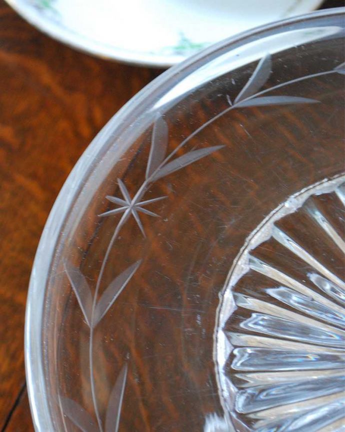 アンティーク 雑貨のガラス小物　アンティーク雑貨　イギリスのアンティーク雑貨、テーブルを華やかに彩るガラスのケーキスタンド。アンティークのため、多少の欠け・傷がある場合がありますが、使用上問題はありませんので、ご了承下さい。(pg-4964)