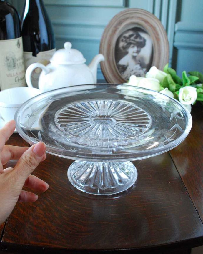 アンティーク 雑貨のガラス小物　アンティーク雑貨　イギリスのアンティーク雑貨、テーブルを華やかに彩るガラスのケーキスタンド。アクセサリートレーやパンやお菓子のトレーなど使い方いろいろ！。(pg-4964)