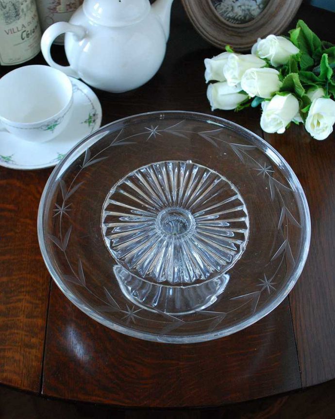 アンティーク 雑貨のガラス小物　アンティーク雑貨　イギリスのアンティーク雑貨、テーブルを華やかに彩るガラスのケーキスタンド。上から見るとこんな感じです。(pg-4964)