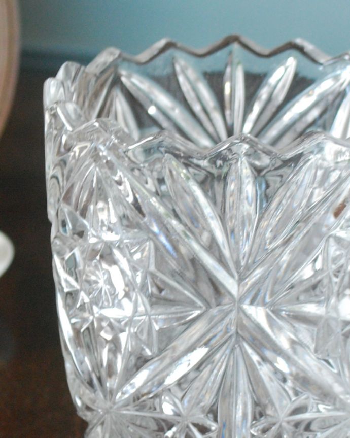 アンティーク 雑貨のガラス小物 アンティーク雑貨 ゴージャスなカッティングのフラワーベース(花器)アンティークプレスドグラス。お花を入れずに眺めているだけで幸せな時間アンティークのガラスは成分が今のものと違うので、置いておくだけでキラキラ輝いて楽しめます。(pg-4976)