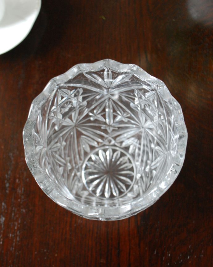アンティーク 雑貨のガラス小物 アンティーク雑貨 ゴージャスなカッティングのフラワーベース(花器)アンティークプレスドグラス。上から見るとこんな感じですアンティークなので、多少の欠け・傷がある場合がありますが、使用上問題はありませんのでご了承下さい。(pg-4976)