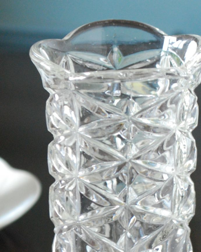 アンティーク 雑貨のガラス小物　アンティーク雑貨　カッティングが美しいフラワーベース、アンティークプレスドグラス。お花を入れずに眺めているだけで幸せな時間アンティークのガラスは成分が今のものと違うので、置いておくだけでキラキラ輝いて楽しめます。(pg-4987)