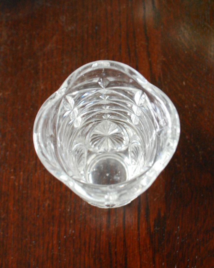 アンティーク 雑貨のガラス小物　アンティーク雑貨　カッティングが美しいフラワーベース、アンティークプレスドグラス。上から見るとこんな感じですアンティークなので多少のキズ・欠けがある場合がありますが、使用上問題ないものしか買い付けていませんのでご安心下さい。(pg-4987)