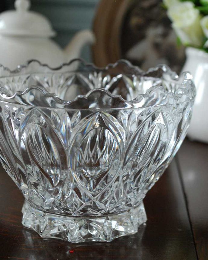 アンティーク 雑貨のガラス小物　アンティーク雑貨　キラキラと美しく輝くアンティークプレスドグラスのガラスボウル。食事の時間を楽しく過ごすために作られた器貴重だったガラスがプレスドグラスの発達によって気軽に手に入るようになった時代に作られたテーブルウェア。(pg-4994)