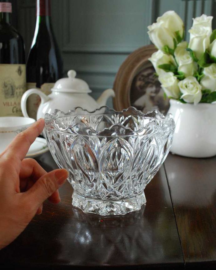 アンティーク 雑貨のガラス小物　アンティーク雑貨　キラキラと美しく輝くアンティークプレスドグラスのガラスボウル。いろいろ便利に使えます食卓で使うのはもちろん、お花を浮かべたり、花器代わりに使ったりと自分だけの使い方を楽しんで下さい。(pg-4994)