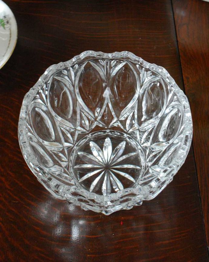 アンティーク 雑貨のガラス小物　アンティーク雑貨　キラキラと美しく輝くアンティークプレスドグラスのガラスボウル。上から見るとこんな感じです。(pg-4994)