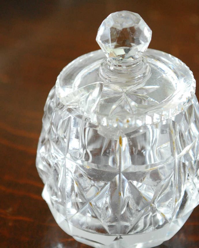 アンティーク 雑貨のガラス小物 アンティーク雑貨 ミニサイズのスパイスケース、アンティークプレスドグラス。イギリスの食卓には欠かせないアイテム最後の味付けをするのは食べる人自身と言う個人主義を大切にするイギリスでは、食卓には欠かせないスパイスケース。(pg-5002)