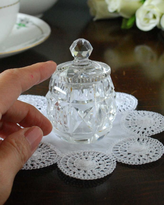 アンティーク 雑貨のガラス小物 アンティーク雑貨 ミニサイズのスパイスケース、アンティークプレスドグラス。使う度に、なんだかワクワク食事の時間が楽しくなっちゃう美しいデザイン。(pg-5002)