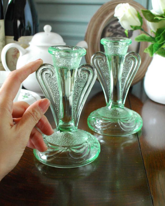 アンティーク 雑貨のガラス小物 アンティーク雑貨 英国アンティークのガラス、エンジェルのシルエットが可愛いグリーンのキャンドルスタンド。癒されるキャンドルの灯りここにキャンドルを挿すだけで、なんだか特別な日に変わります。(pg-5006)