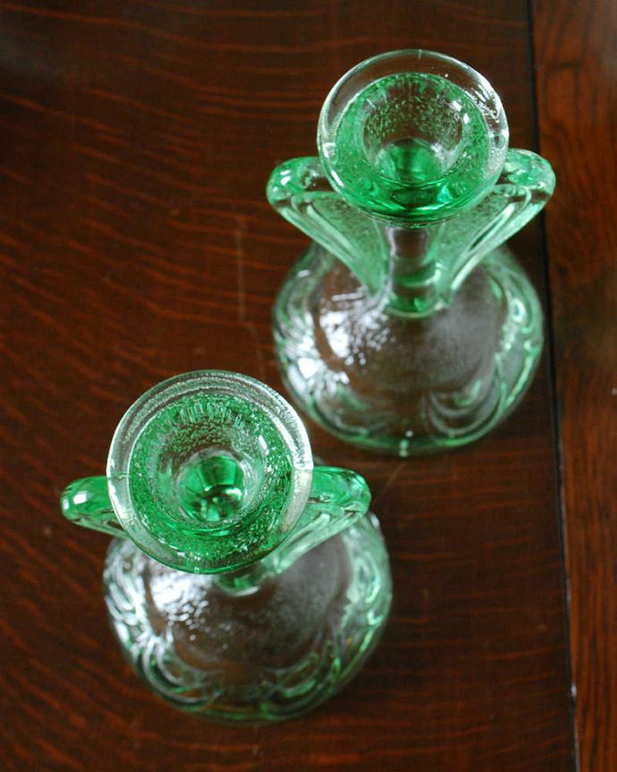 アンティーク 雑貨のガラス小物 アンティーク雑貨 英国アンティークのガラス、エンジェルのシルエットが可愛いグリーンのキャンドルスタンド。上から見るとこんな感じですアンティークなので多少のキズやカケがある場合はありますが、使用上問題はありませんのでご了承下さい。(pg-5006)