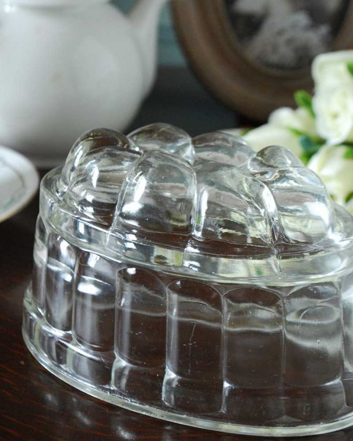 アンティーク 雑貨のガラス小物　アンティーク雑貨　アンティークガラスのキッチン雑貨、ゼリー型のプレスドグラス（ゼリーモールド） 。食卓を華やかに彩ったゼリーモールドフルーツが貴重だった時代に、いろとりどりのゼリーや前菜などをかたどって使われていたモールド。(pg-5020)