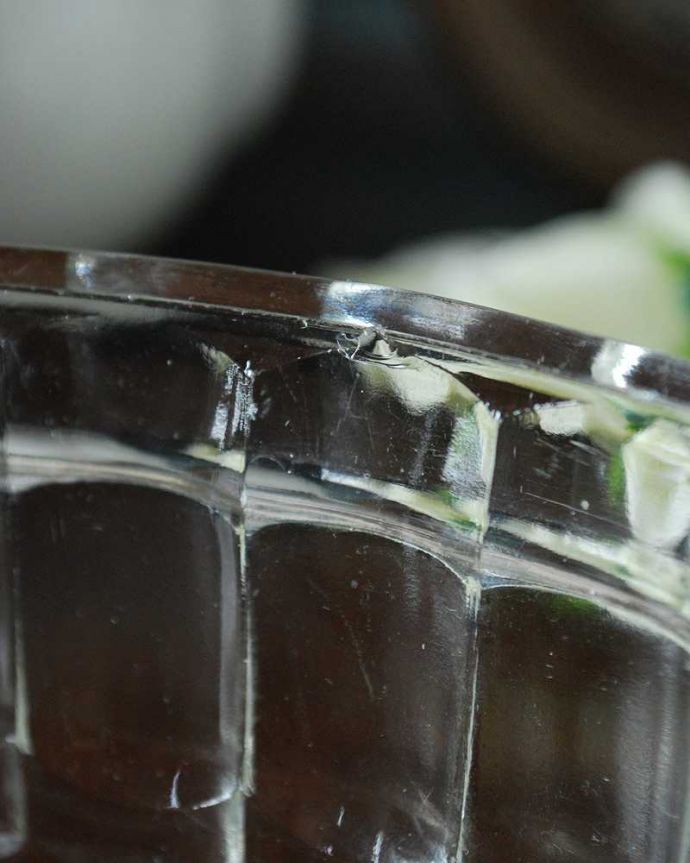 アンティーク 雑貨のガラス小物　アンティーク雑貨　アンティークガラスのキッチン雑貨、ゼリー型のプレスドグラス（ゼリーモールド） 。カケがあったのでSALE価格ですコンディションのいいものだけを選んできましたが、目立つカケが見つかったのでSALE価格になっています。(pg-5020)