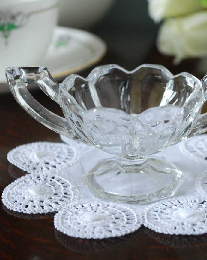 アンティーク 雑貨のガラス小物　アンティーク雑貨　カッティングの美しい小さなアンティークプレスドグラス（アクセサリートレイ）。ドレッシングセットの1つだったアクセサリートレイパフケースと燭台と一緒にトレイの上に乗せられていた小さなアクセサリートレイ。(pg-5022)