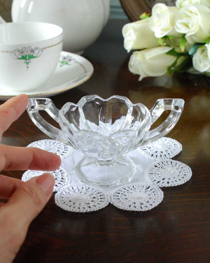 アンティーク 雑貨のガラス小物　アンティーク雑貨　カッティングの美しい小さなアンティークプレスドグラス（アクセサリートレイ）。小さなサイズが可愛い何個でも集めたくなっちゃう手のひらサイズ。(pg-5022)
