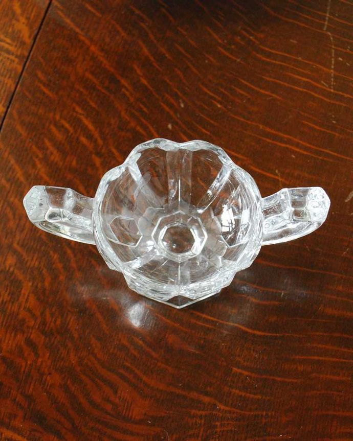 アンティーク 雑貨のガラス小物　アンティーク雑貨　カッティングの美しい小さなアンティークプレスドグラス（アクセサリートレイ）。上から見るとこんな形アンティークなので多少のキズやカケがある場合はありますが、使用上問題はありませんのでご了承下さい。(pg-5022)