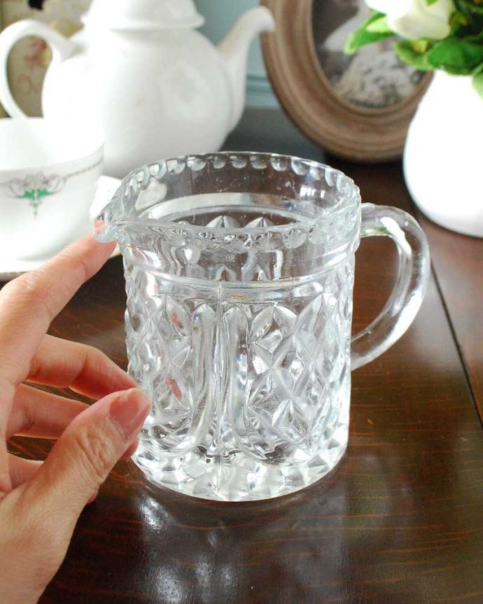 アンティーク 雑貨のガラス小物　アンティーク雑貨　縁どりのカッティングが輝く、アンティーク プレスドグラス のミルクポット。持ち手もしっかり付いています昔と同じようにミルクを入れて使うのはもちろん使い方は自由自在。(pg-5039)