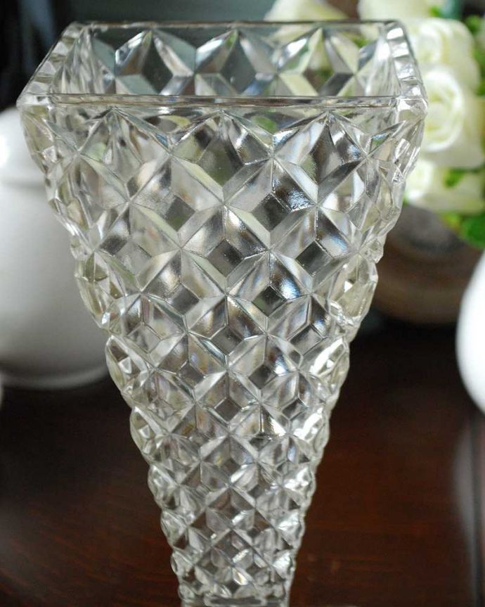 アンティーク 雑貨のガラス小物　アンティーク雑貨　ダイヤカットが美しいアンティークガラスのフラワーベース、プレスドグラス。光が入るとキラキラと輝きますサイズが大きなプレスドグラスは、より太陽の光を反射してキラキラと輝きます。(pg-5041)