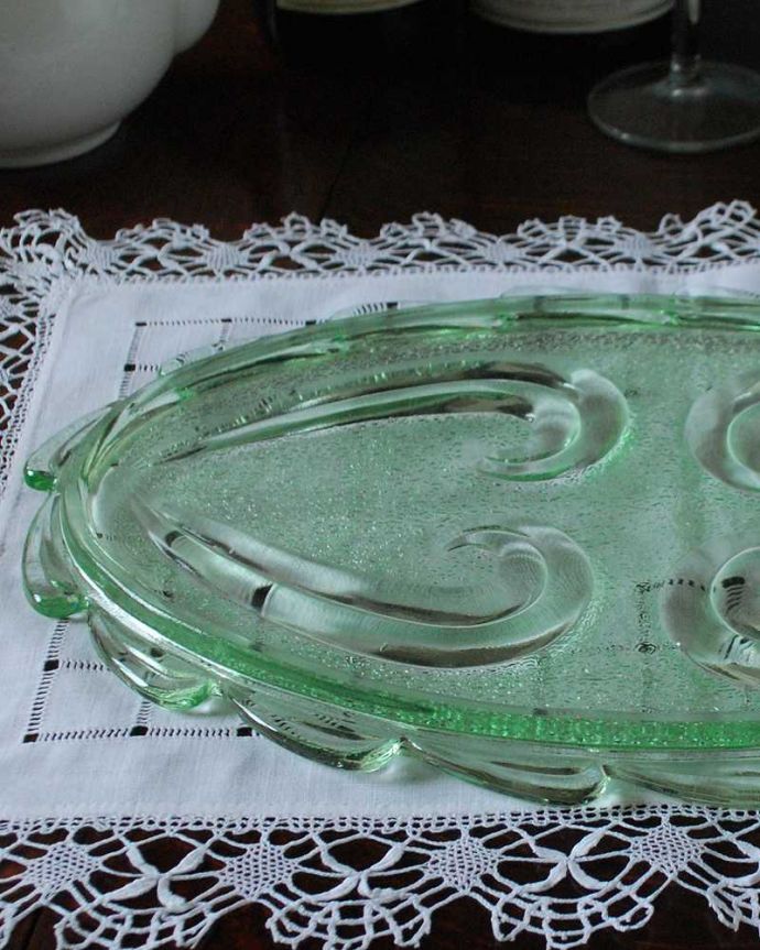 アンティーク 雑貨のガラス小物　アンティーク雑貨　華やかなグリーンが素敵、プレスドグラスのプレート。ドレッシングセットの1つだったトレイパフケースと燭台がこのトレイの上に乗せてセッティングされたドレッシングセット。(pg-5044)