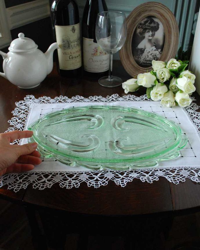 アンティーク 雑貨のガラス小物　アンティーク雑貨　華やかなグリーンが素敵、プレスドグラスのプレート。たっぷり乗せれる大きめサイズいろんなもの乗せて使える大きなトレイ。(pg-5044)