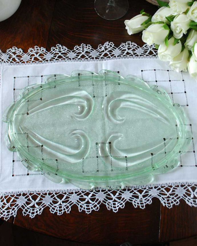 アンティーク 雑貨のガラス小物　アンティーク雑貨　華やかなグリーンが素敵、プレスドグラスのプレート。上から見ると、こんな形アンティークなので多少のキズやカケがある場合はありますが、使用上問題はありませんのでご了承下さい。(pg-5044)