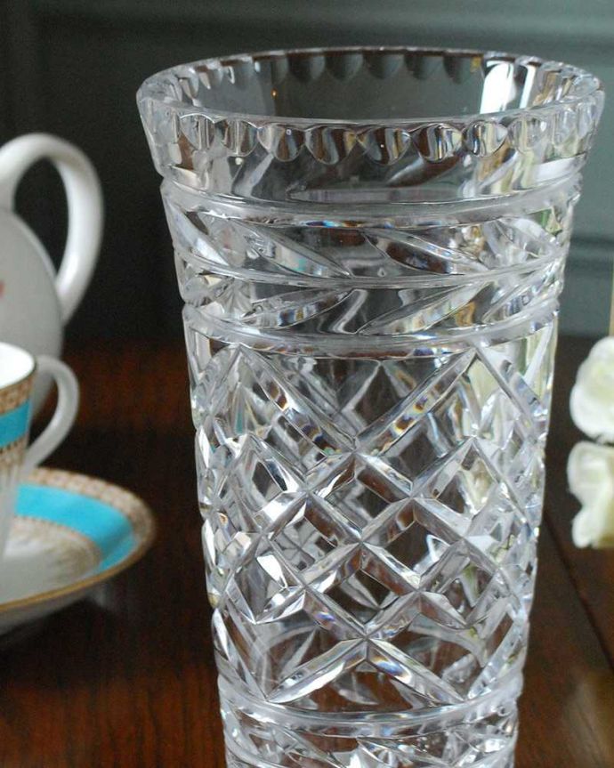 アンティーク 雑貨のガラス小物 アンティーク雑貨 美しいフラワーベース(花器)アンティークプレスドグラス。お花を入れずに眺めているだけで幸せな時間アンティークのガラスは成分が今のものと違うので、置いておくだけでキラキラ輝いて楽しめます。(pg-5052)