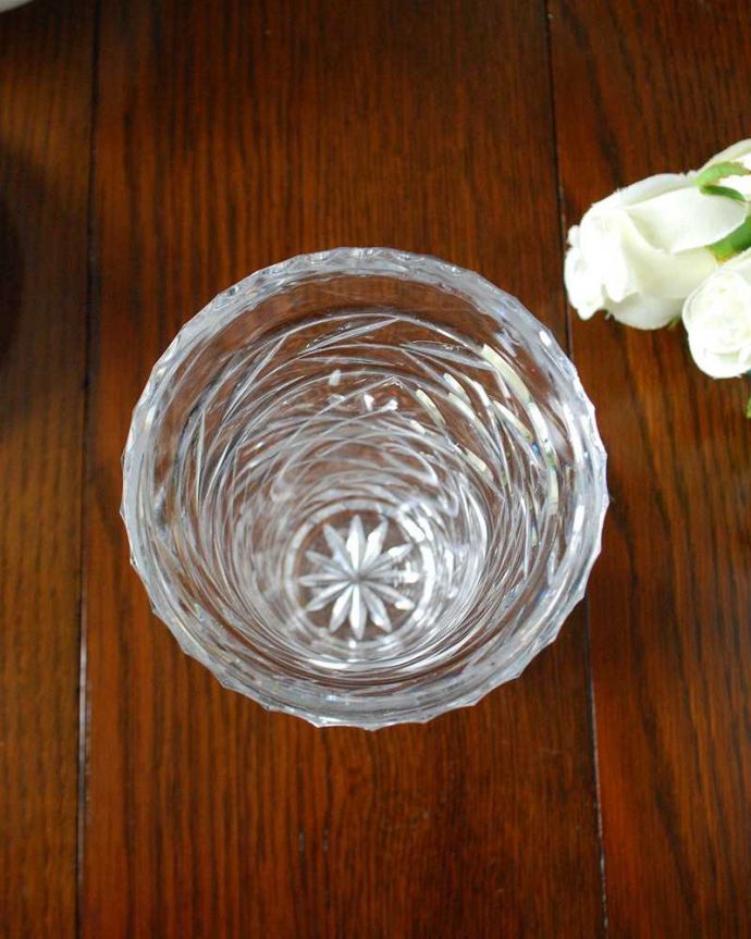 アンティーク 雑貨のガラス小物 アンティーク雑貨 美しいフラワーベース(花器)アンティークプレスドグラス。上から見るとこんな感じですアンティークなので、多少の欠け・傷がある場合がありますが、使用上問題はありませんのでご了承下さい。(pg-5052)