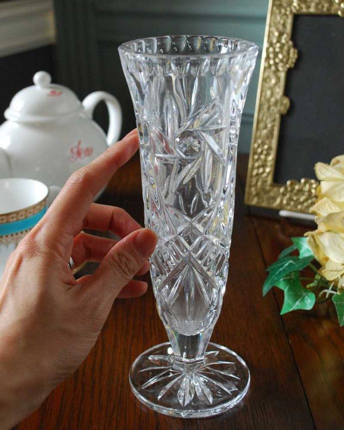 アンティーク雑貨 縁どりのカッティングがキラキラ輝く、アンティークフラワーベース(プレスドグラス)。キラキラ輝く美しさ置いておくだけでも絵になるデザイン。(pg-5055)
