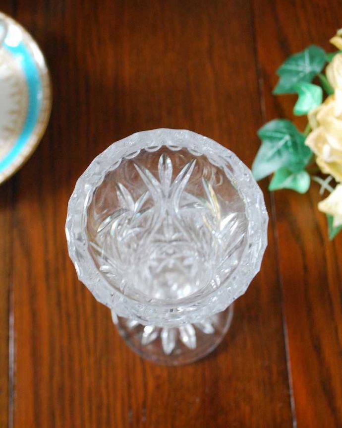 アンティーク雑貨 縁どりのカッティングがキラキラ輝く、アンティークフラワーベース(プレスドグラス)。上から見て中をチェックアンティークなので多少の欠けやキズがある場合がありますが、使用上問題ありませんのでご了承下さい。(pg-5055)