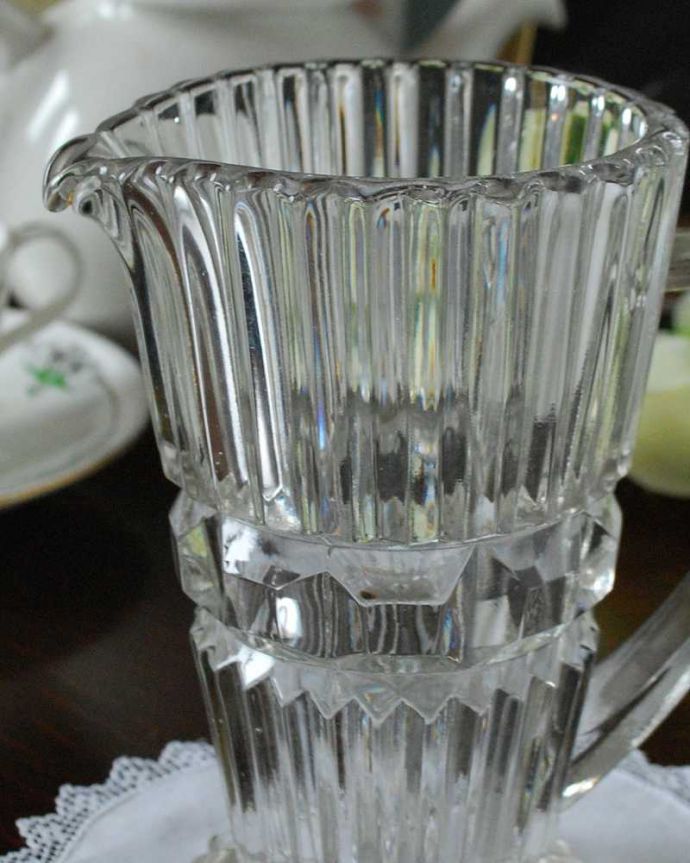 アンティーク 雑貨のガラス小物 アンティーク雑貨 華やかなカッティングが素敵、アンティークプレスドグラス(ミルクピッチャー)。お茶の時間に欠かせないミルクピッチャーミルクティーが大好きな英国人が作ったガラスのミルクピッチャーは、たっぷりミルクが注げるようにサイズが大きめです。(pg-5057)