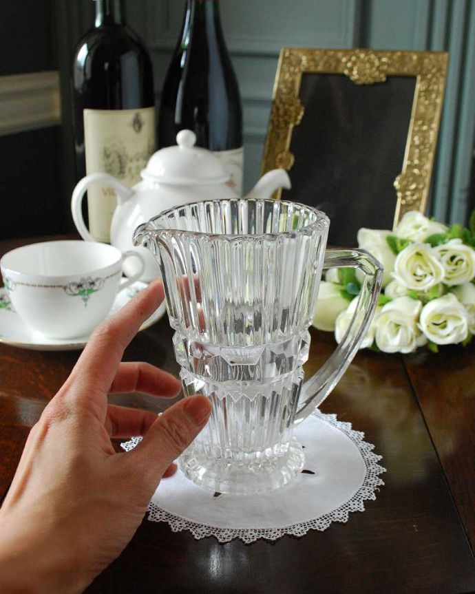 アンティーク 雑貨のガラス小物 アンティーク雑貨 華やかなカッティングが素敵、アンティークプレスドグラス(ミルクピッチャー)。持ち手もしっかり付いています昔と同じようにミルクを入れて使うのはもちろん使い方は自由自在。(pg-5057)