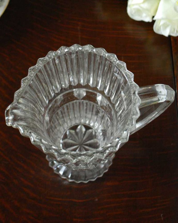 アンティーク 雑貨のガラス小物 アンティーク雑貨 華やかなカッティングが素敵、アンティークプレスドグラス(ミルクピッチャー)。上から見るとこんな感じです。(pg-5057)