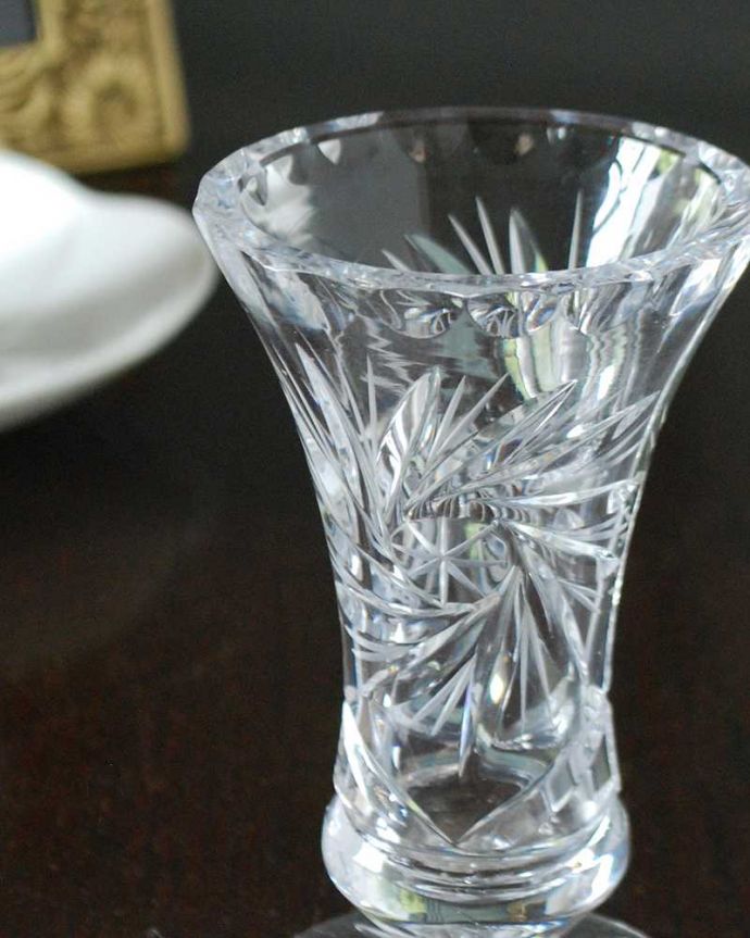 アンティーク 雑貨のガラス小物 アンティーク雑貨 1輪挿しにもピッタリなアンティークプレスドグラス、小さなスイートグラス。甘いお菓子を入れていたスイートグラスこんなキラキラ輝く器に、ババロアやムース、カスタードなどのお菓子が入れられていました。(pg-5064)