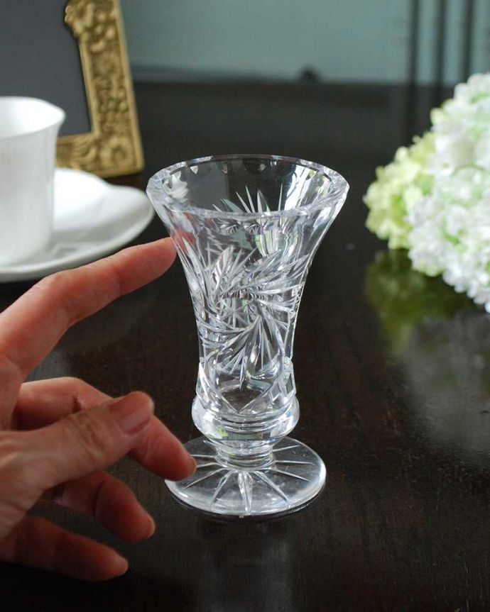 アンティーク 雑貨のガラス小物 アンティーク雑貨 1輪挿しにもピッタリなアンティークプレスドグラス、小さなスイートグラス。使いやすい小さなサイズ器としてはもちろん1輪挿しにも使える小さくて使いやすいサイズ。(pg-5064)