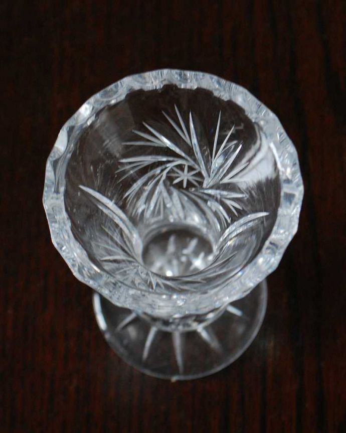 アンティーク 雑貨のガラス小物 アンティーク雑貨 1輪挿しにもピッタリなアンティークプレスドグラス、小さなスイートグラス。上から見るとこんな感じですアンティークなので多少のキズ・欠けがある場合がありますが、使用上問題ありませんのでご了承下さい。(pg-5064)