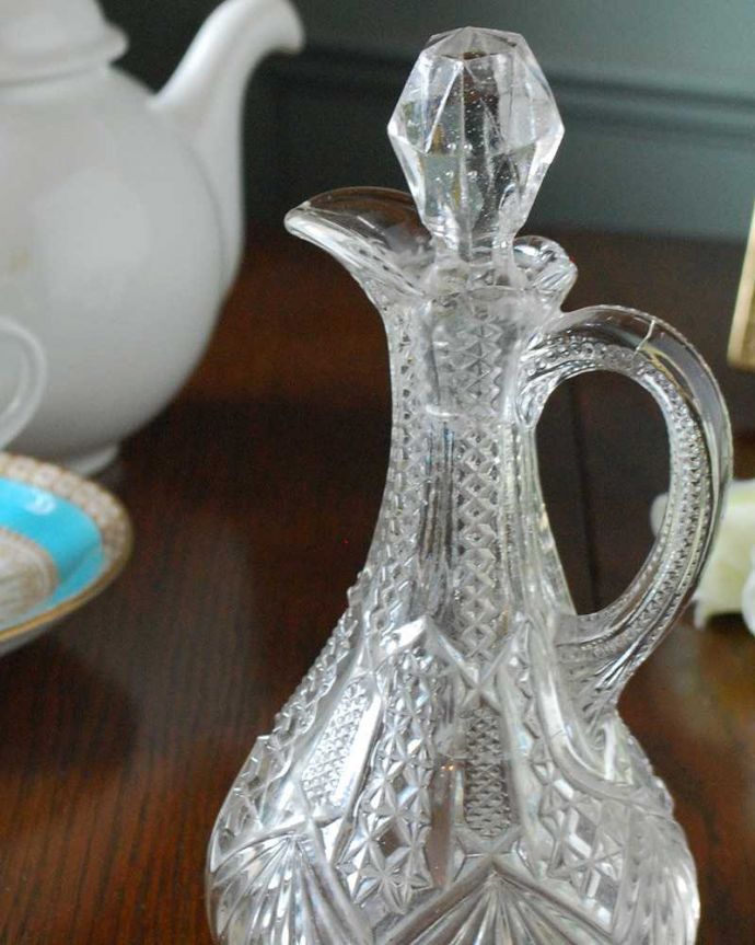 アンティーク 雑貨のガラス小物 アンティーク雑貨 ダイヤのようなフタが付いたアンティーク のプレスドグラス小さなデカンタ。お酒を入れて楽しんだデカンタ今のように便利なペットボトルや缶がない時代。(pg-5068)