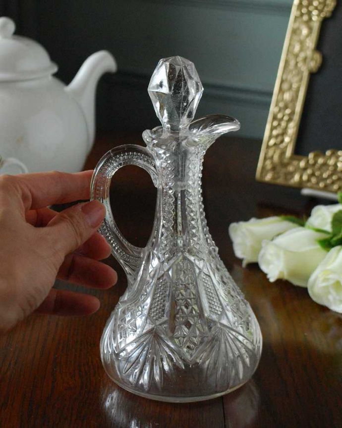 アンティーク 雑貨のガラス小物 アンティーク雑貨 ダイヤのようなフタが付いたアンティーク のプレスドグラス小さなデカンタ。貴重なガラスの栓付きですガラスで出来た栓は壊れやすいので残っているだけで貴重です。(pg-5068)