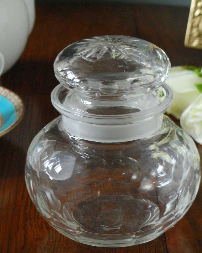 アンティーク 雑貨のガラス小物　アンティーク雑貨　コロンと可愛いデザインのガラスケース、アンティークプレスドグラス(ピクルスジャー)。英国の食卓になくてはならないピクルスジャーイギリスの人が大好きなピクルスを入れるために作られた器。(pg-5070)