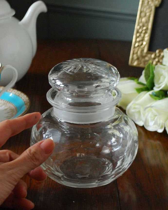 アンティーク 雑貨のガラス小物　アンティーク雑貨　コロンと可愛いデザインのガラスケース、アンティークプレスドグラス(ピクルスジャー)。ふたを開ける度にワクワク置いておくだけで絵になる可愛らしさ。(pg-5070)