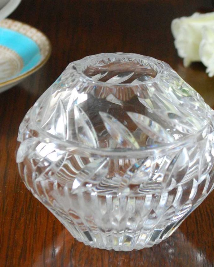 アンティーク 雑貨のガラス小物 アンティーク雑貨 リーフのカッティングがキラッと輝くプレスドグラス、小さなフラワーベース(花器)。贅沢な時間が流れる1人用のパーソナル花器1人に1つずつ、お花を入れてテーブルにセットされていたパーソナル花器。(pg-5072)