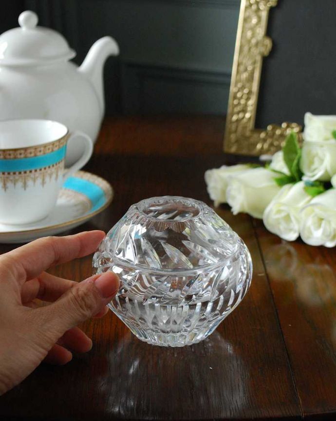 アンティーク 雑貨のガラス小物 アンティーク雑貨 リーフのカッティングがキラッと輝くプレスドグラス、小さなフラワーベース(花器)。お花を1輪挿すだけ花器が美しいので1輪挿すだけでパッと華やかになります。(pg-5072)