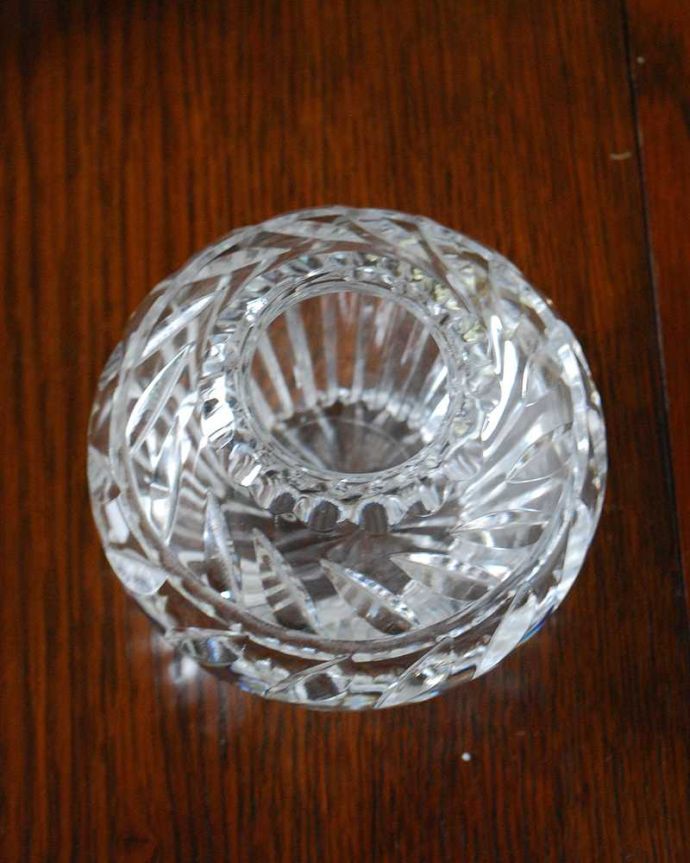 アンティーク 雑貨のガラス小物 アンティーク雑貨 リーフのカッティングがキラッと輝くプレスドグラス、小さなフラワーベース(花器)。上から見るとこんな感じですアンティークなので多少のキズ・欠けがある場合がありますが、使用上問題ありませんのでご了承下さい。(pg-5072)