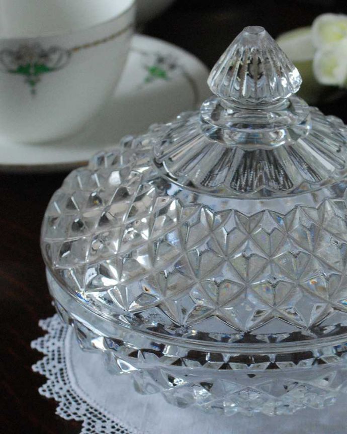 アンティーク 雑貨のガラス小物　アンティーク雑貨　フタ付きアンティークプレスドグラス(ボンボン)。何が中に入っていたのかな？今みたいにプラスチックじゃなく、昔はこんなに可愛いガラスの器にお菓子が入っていたんだなって思うだけでワクワクです。(pg-5090)