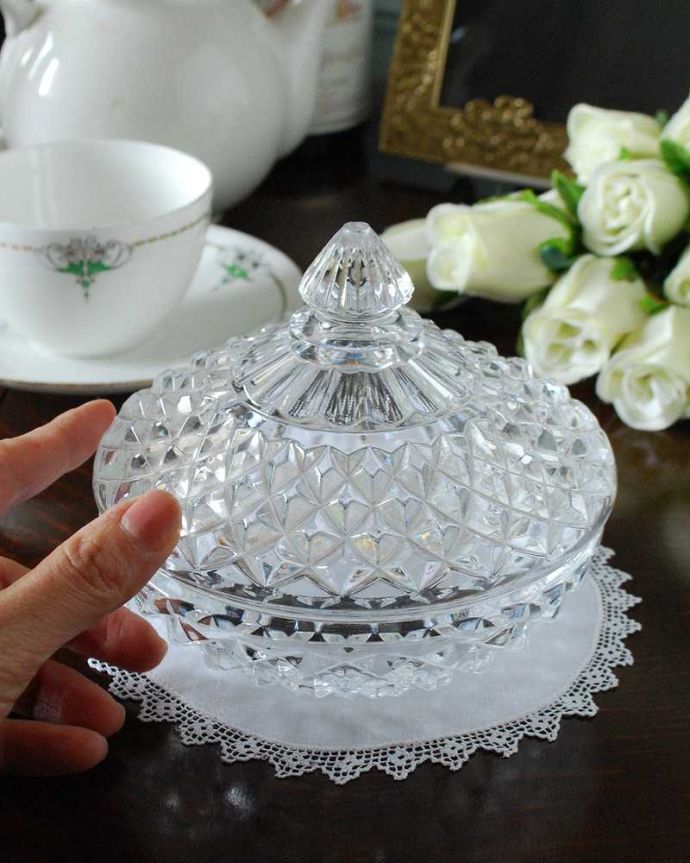 アンティーク 雑貨のガラス小物　アンティーク雑貨　フタ付きアンティークプレスドグラス(ボンボン)。ふたを開ける度にワクワク置いておくだけで絵になる可愛らしさ。(pg-5090)