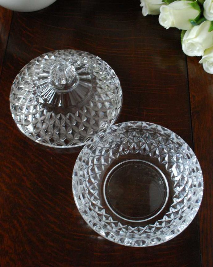 アンティーク 雑貨のガラス小物　アンティーク雑貨　フタ付きアンティークプレスドグラス(ボンボン)。中を見るとこんな感じアンティークなので多少のキズ・欠けがある場合がありますが、使用上問題ありませんのでご了承下さい。(pg-5090)