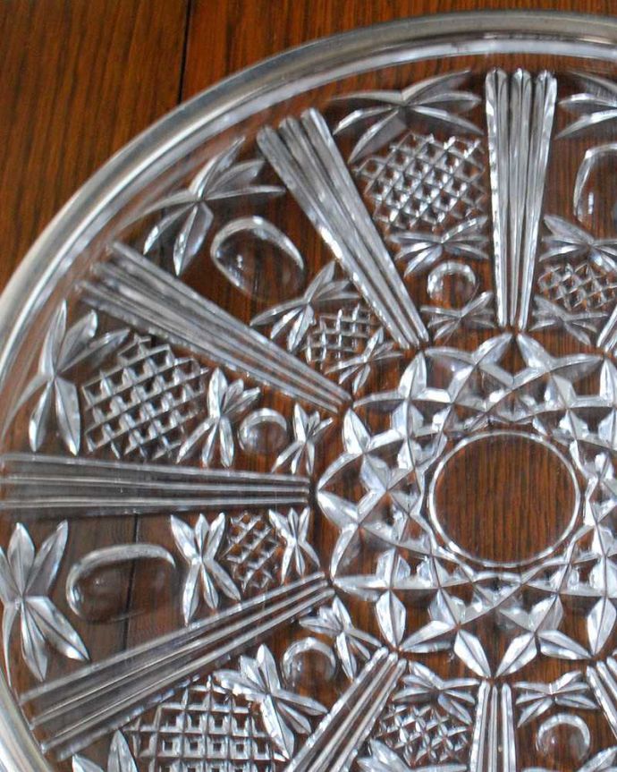 アンティーク 雑貨のガラス小物　アンティーク雑貨　カッティングの美しさを楽しめるアンティークプレストグラスのプレート。ドレッシングセットの1つだったトレイパフケースと燭台がこのトレイの上に乗せてセッティングされたドレッシングセット。(pg-5094)