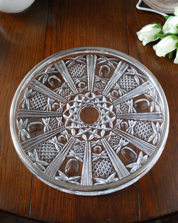 アンティーク 雑貨のガラス小物　アンティーク雑貨　カッティングの美しさを楽しめるアンティークプレストグラスのプレート。上から見ると、こんな形アンティークなので多少のキズやカケがある場合はありますが、使用上問題はありませんのでご了承下さい。(pg-5094)