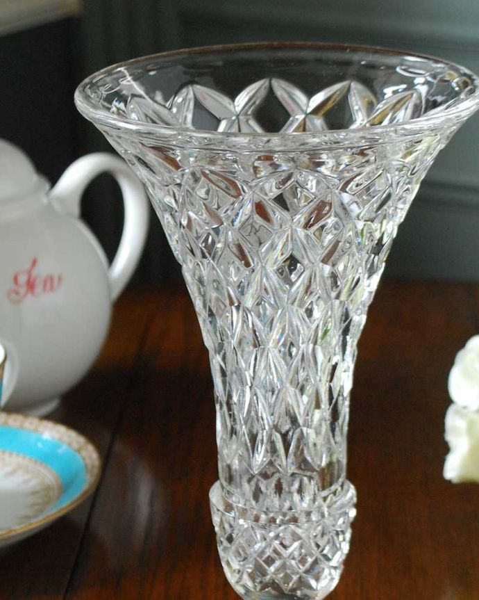 アンティーク 雑貨のガラス小物　アンティーク雑貨　アンティークのガラス雑貨、キラキラとおしゃれなフラワーベース（花器）。お花を入れずに眺めているだけで幸せな時間アンティークのガラスは成分が今のものと違うので、置いておくだけでキラキラ輝いて楽しめます。(pg-5106)