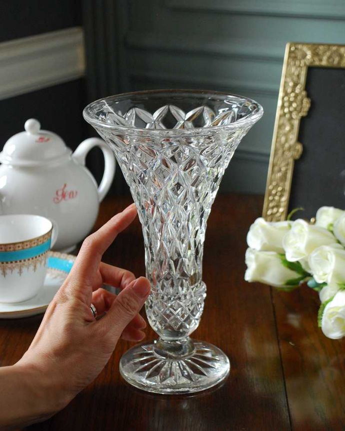 アンティーク 雑貨のガラス小物　アンティーク雑貨　アンティークのガラス雑貨、キラキラとおしゃれなフラワーベース（花器）。気軽に使えるフラワーベース英国らしくいろんなサイズが見つかる花器。(pg-5106)