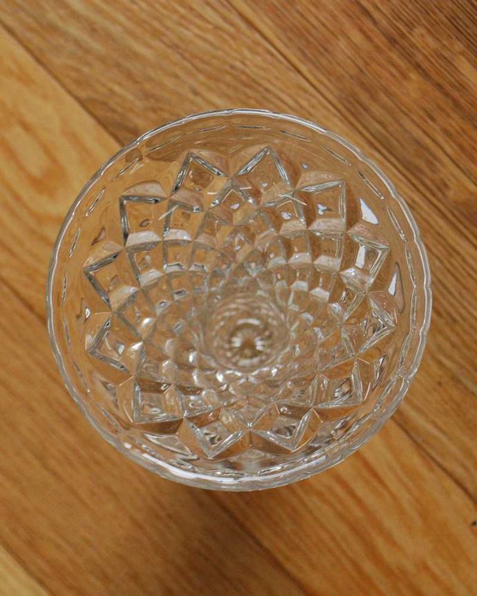 アンティーク 雑貨のガラス小物　アンティーク雑貨　アンティークのガラス雑貨、キラキラとおしゃれなフラワーベース（花器）。上から見るとこんな感じですアンティークなので、多少の欠け・傷がある場合がありますが、使用上問題はありませんのでご了承下さい。(pg-5106)